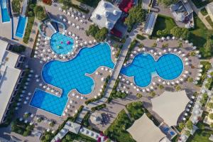 拉瑞Swandor Hotels & Resorts - Topkapi Palace的享有带2个游泳池的度假村的顶部景致