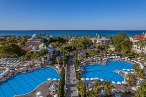 拉瑞Swandor Hotels & Resorts - Topkapi Palace的享有度假村游泳池的空中景致