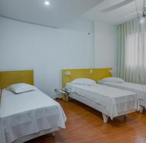 圣保罗山加布瑞欧酒店的一间医院间,设有两张床和窗户