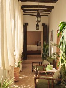 马拉喀什IZZA Marrakech的客厅配有白色窗帘和床