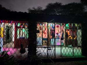 内罗毕Mad Vervet Nairobi Backpackers Hostel的一间晚上设有彩色玻璃窗的房间
