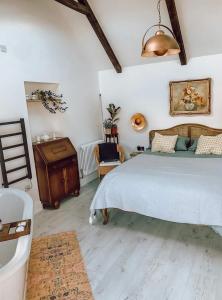 CowdenPriory Cottage Stables的一间卧室设有一张大床,铺有木地板