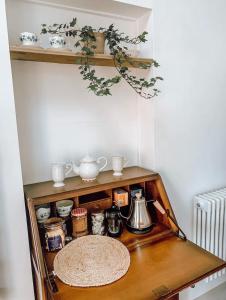 CowdenPriory Cottage Stables的一个带茶壶和其他物品的架子