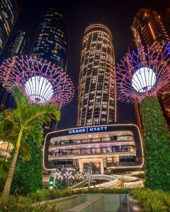 阿布扎比Grand Hyatt Abu Dhabi Hotel & Residences Emirates Pearl的一群高大的建筑,有圣诞灯