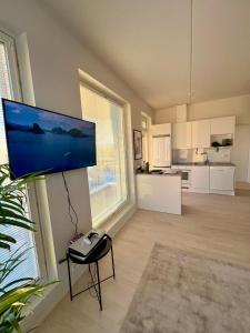万塔New 3-Bed Apartment & Free Garage parking & PS5的客厅设有壁挂式平面电视。