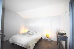 Cossé-le-VivienLa Maison de Julise的卧室配有白色的床和书桌