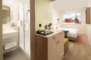 伦敦Hampton By Hilton London Old Street的客房内设有带水槽和淋浴的浴室