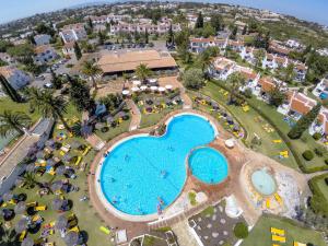 卡武埃鲁罗查拉瓦村度假酒店的享有度假村游泳池的顶部景致