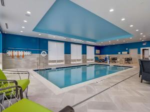 辛辛那提Hampton Inn & Suites Cincinnati Midtown Rookwood的蓝色墙壁的房间内的游泳池