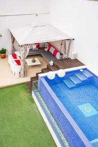 阿尔马达Jose & Ester House的一座带游泳池和帐篷的房屋