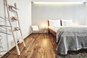 巴甫洛夫U JOSÍFKA的一间卧室配有一张床,铺有木地板
