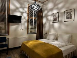 西泰尔斯海灵布伦酒店的一间卧室配有一张床和一个吊灯