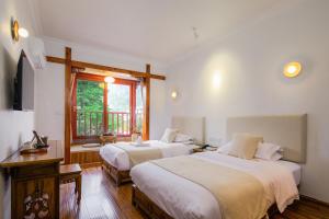 阳朔阳朔望江楼客栈的一间卧室设有两张床和窗户。