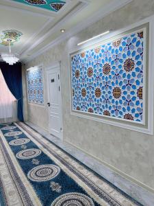 撒马尔罕Diplomat Premium Hotel的一间墙上设有蓝色瓷砖走廊的客房