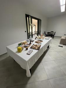 加利波利MACHIAVELLI HOUSE的一张白色桌子,上面有食物