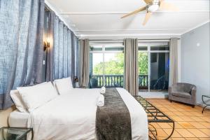 维多利亚瀑布维多利亚瀑布城N1营地酒店的卧室设有白色的床和大窗户