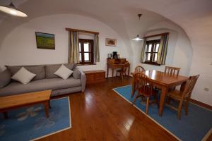 斯洛文尼亚科尼采兹拉提格力科葡萄酒大厦酒店的客厅配有沙发和桌子