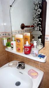 卡萨布兰卡Résidence Faouazi的浴室水槽和架子上的卫生用品