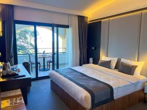 阿克恰阿巴德Sera Lake Center Hotel的酒店客房设有一张大床和一个阳台。