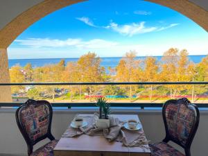 特拉布宗Sera Lake Center Hotel的一张桌子,从窗口可欣赏到海景
