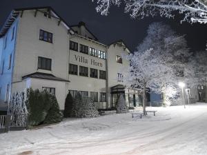 奥伯霍夫NEU - Familienfreundlich - Für bis zu 6 Personen的一座白色的大建筑,在晚上下雪