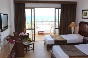 赫尔格达马林海滨度假村的酒店客房设有两张床和一个阳台。