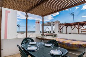 圣卢西亚岛NEW!! 1 Bedroom apartment Tavira - Santa Luzia的美景庭院内的桌椅