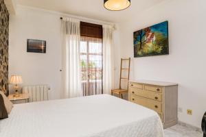 圣卢西亚岛NEW!! 1 Bedroom apartment Tavira - Santa Luzia的一间卧室配有一张床、一个梳妆台和一扇窗户。