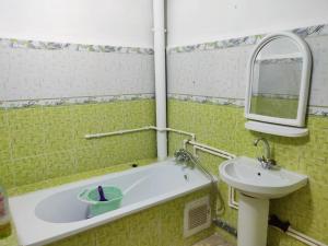 比斯克拉Appartement F3 équipé, spacieux près du centre的浴缸、水槽和镜子