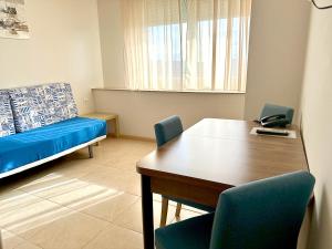 卡塔赫纳地中海之旅公寓酒店的配有桌椅和沙发的房间