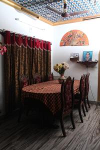 科钦DreamCatcher Residency的一间带桌椅和花瓶的用餐室