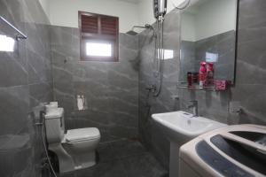 高尔cric villa的一间带卫生间和水槽的浴室
