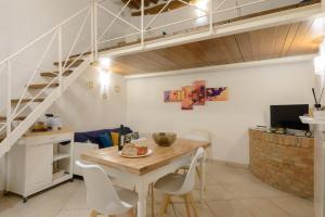 锡耶纳Casa Vezzosa的一间带桌子和楼梯的用餐室