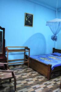 卡特勒格默ගයාන් ගෙස්ට් කතරගම的蓝色客房 - 带床和椅子