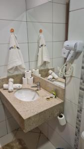 巴雷图斯Apartamento 1411 Barretos Park Hotel - O Hotel do Parque do Peão的浴室的柜台设有水槽和镜子