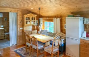VallrunAmazing Home In Fllinge With Wifi的厨房配有桌子和冰箱