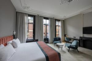 阿姆斯特丹Catalonia Vondel Amsterdam的配有一张床和一张书桌的酒店客房