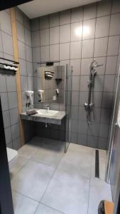 谢拉兹Baza noclegowa Mistral的一间带水槽和淋浴的浴室