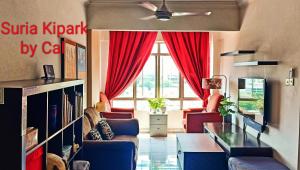 甲洞Suria Kipark Damansara 750sq ft Studio Apartment的带沙发的客厅和带红色窗帘的窗户