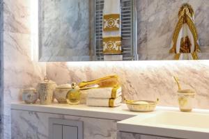 伦敦Quiet Luxury Escape for 6 in Covent Garden的浴室的柜台设有水槽和镜子