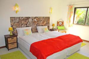 卡武埃鲁Luxury Apartment的一间卧室设有一张带石墙的大床
