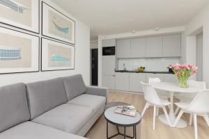 华沙Elegant & Cozy Apartment Pańska by Renters的客厅配有沙发和桌子