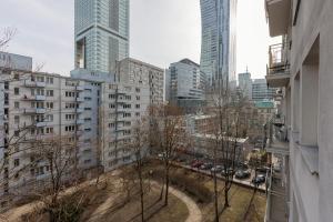 华沙Elegant & Cozy Apartment Pańska by Renters的享有城市和高楼的景色