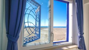 内图诺Le Tre Caravelle的享有海滩景致的窗户。