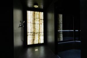 拉夏贝尔德邦达Les Gentianettes Hotel & Spa的一间房间带窗户的浴室门