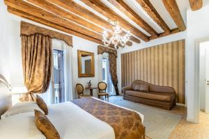威尼斯圣特奥多罗宫 - 豪华公寓的一间带两张床和一张沙发的卧室