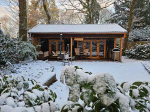 多尔恩Berghut的小木屋,地面上积雪