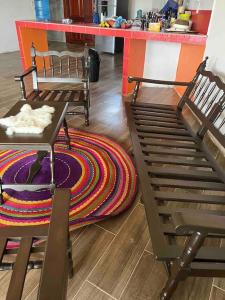 GaritaLees' Beach House的厨房配有两把椅子、一张桌子和地毯。
