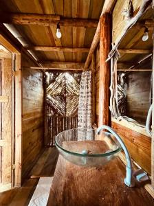 Buena VistaUrraca Private Island Bocas del Toro的木室里带玻璃碗的浴室