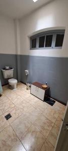 圣地亚哥Ñuñoa Sunrise B&B的浴室配有卫生间和位于地板上的盒子。